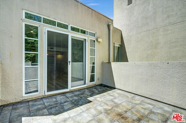 Building Photo - 2222 Beachwood Dr