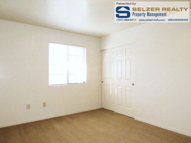 Building Photo - 880 S Orchard Ave