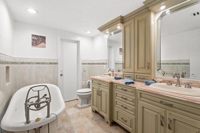 Building Photo - 114 S Lake Dr