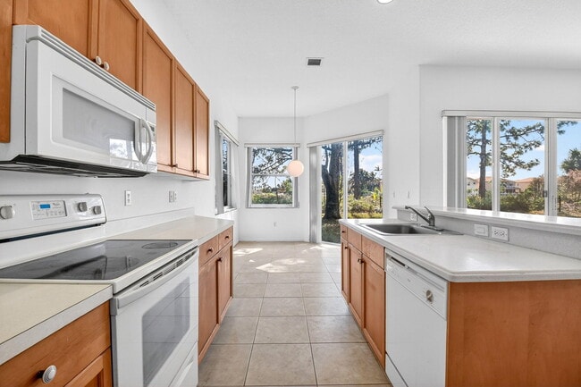 Building Photo - 2431 Westmont Dr