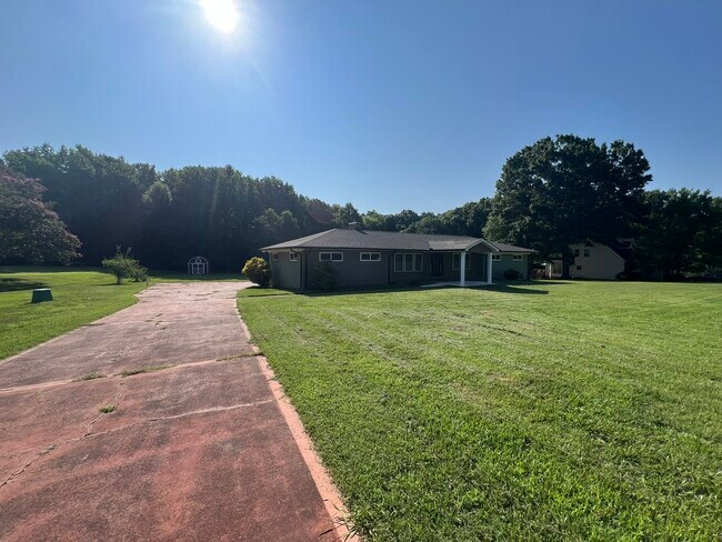 Building Photo - 11405 Cresthill Dr