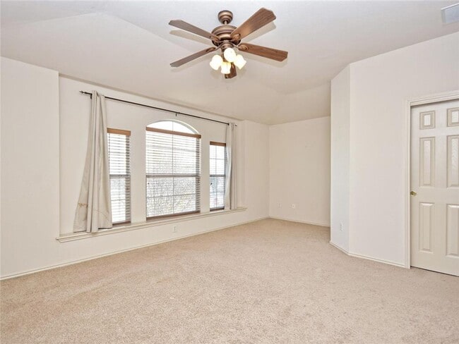 Building Photo - Spacious home on large corner lot