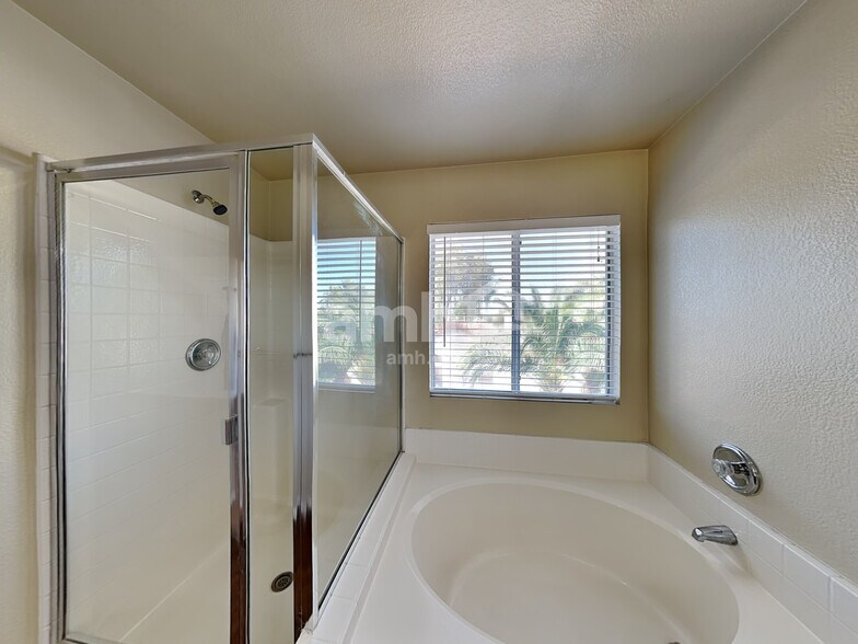 Building Photo - 924 Country Skies Ave