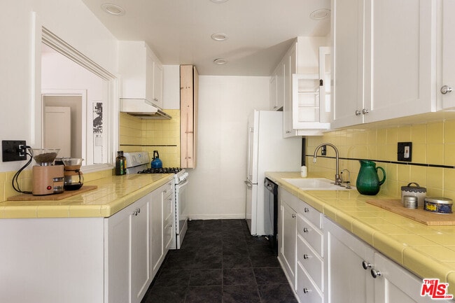 Building Photo - 2146 Stanley Hills Dr