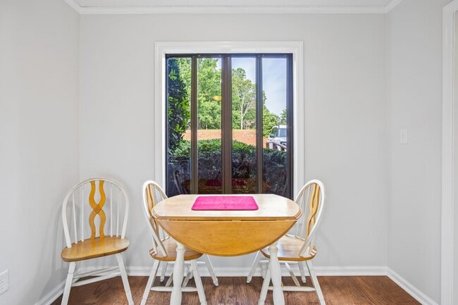Building Photo - Great 2 Bedroom Available End Of July