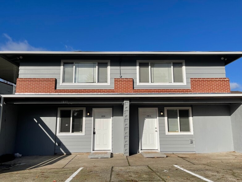 Building Photo - 1835 NE Hillaire Ct