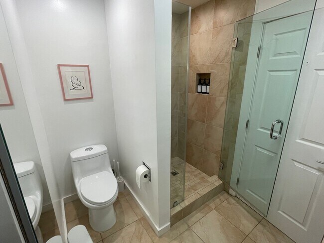 Building Photo - PRIVATE , FURNISHED Beverly Hills Studio Back House ! All utilities included