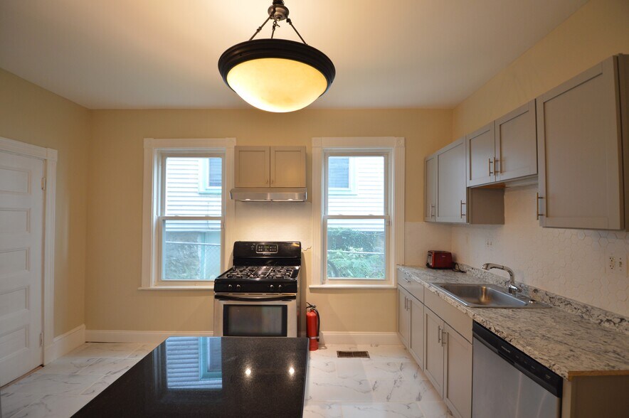 Building Photo - 10 Bucknam St