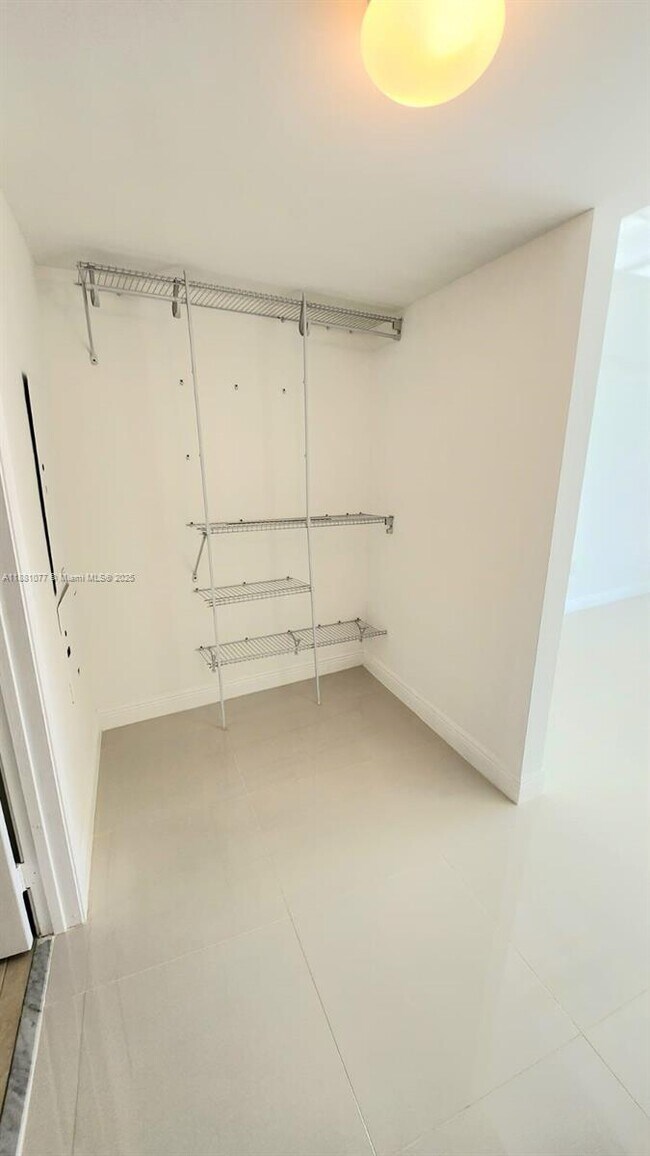 Building Photo - 1750 N Bayshore Dr