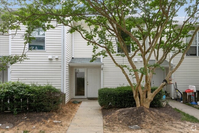 Building Photo - 3823 Staffordshire Ln