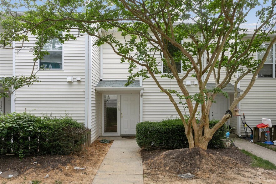 Primary Photo - 3823 Staffordshire Ln