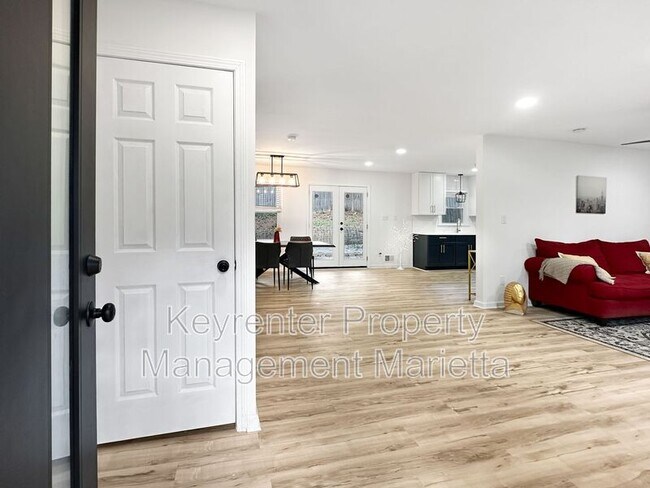 Building Photo - 651 Inglis Dr S E