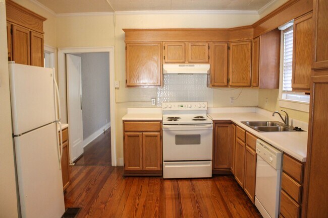 Building Photo - 2 BEDROOM - MONTE VISTA