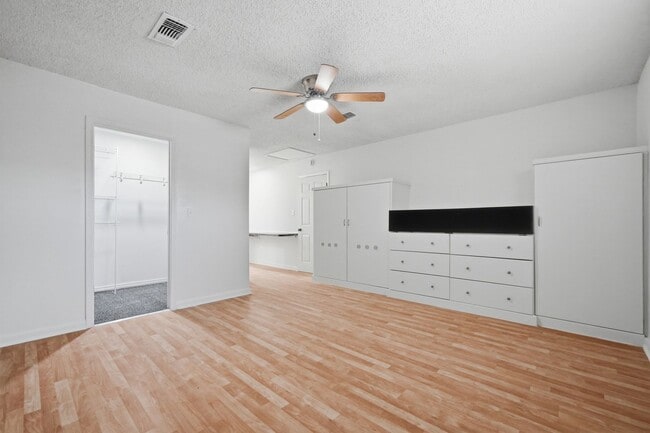 Building Photo - 3BR w/ IDEAL location near Hurlburt Field!!