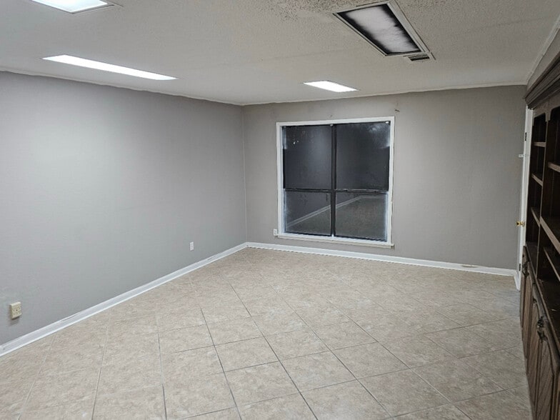 Building Photo - 3736 Cumberland Dr