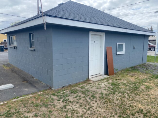 Building Photo - 1033 W Columbia Ave