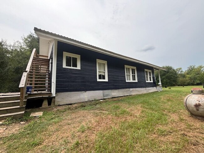 Building Photo - 2 bedroom country house