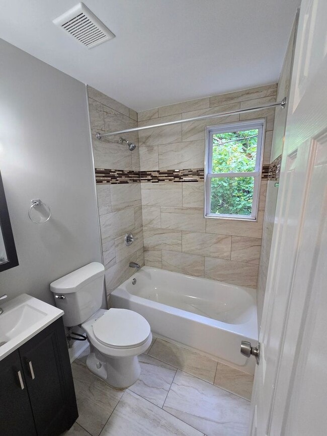 Building Photo - Beautiful 2BR 1BT town home located in Dundalk.