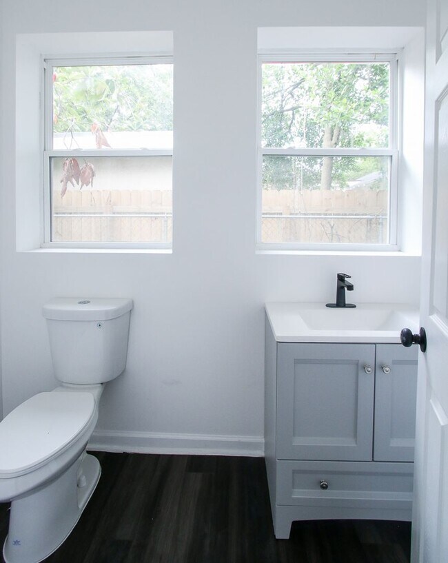 Building Photo - Spacious 4 Bedroom, 2.5 Bath Home in Savan...