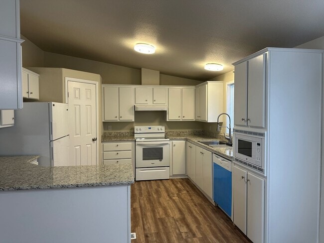 Building Photo - Beautiful 3 Bedroom 2 Bath Home Available Now