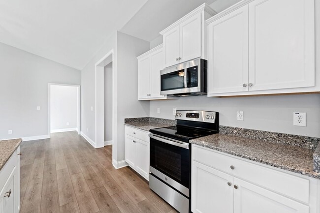 Building Photo - Bright & Spacious 3BR Home w/ 3-Car Garage...