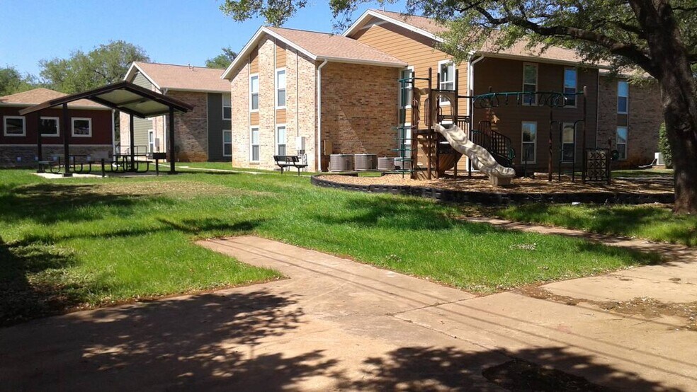 Building Photo - 207 Royal Dr