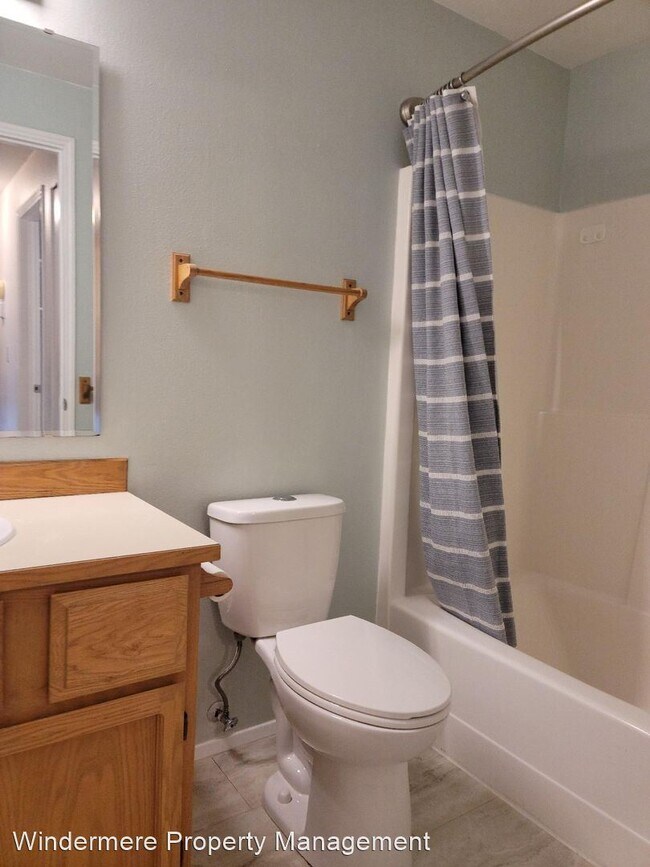 Building Photo - 3 br, 2.5 bath House - 943 NE Winston Drive