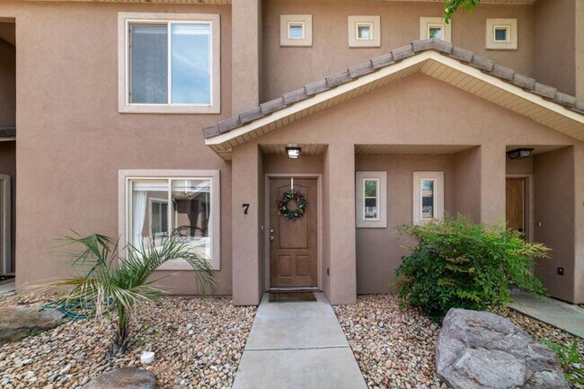 Building Photo - 3 Bedroom End Unit Townhome!