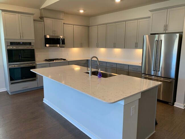 Building Photo - 183 Picasso Cir