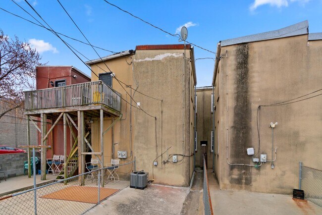 Building Photo - 223 N Patterson Park Ave
