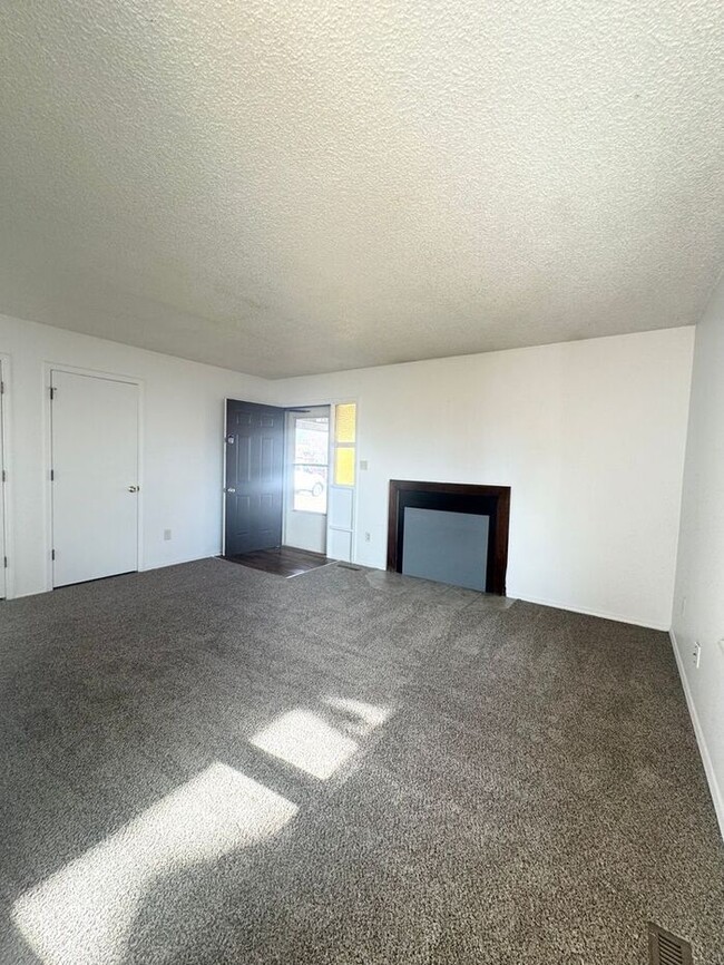 Building Photo - ****MOVE IN SPECIAL**** 1/2 off the first ...