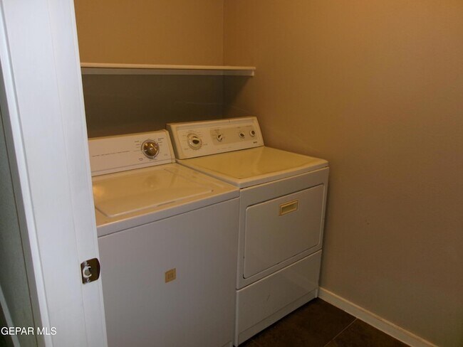 Building Photo - 4200 Camelot Heights Dr