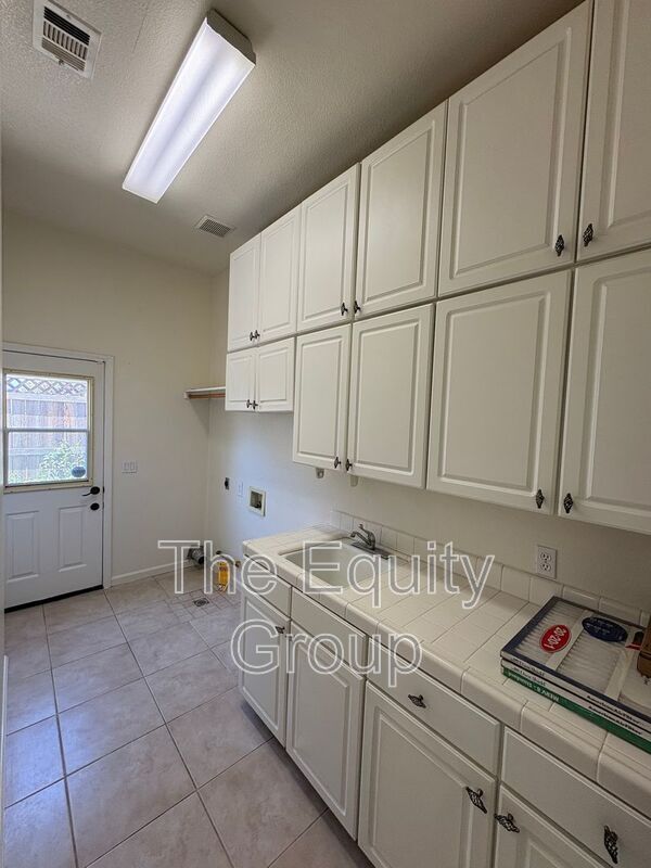 Building Photo - 2511 S Peppertree St