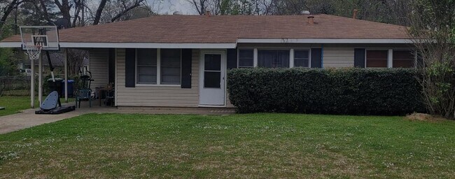 Building Photo - 3940 Wallace Ave