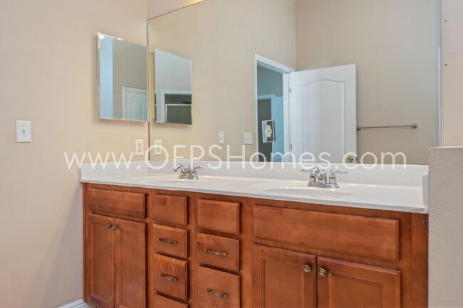 Building Photo - 1558 Venice Ave