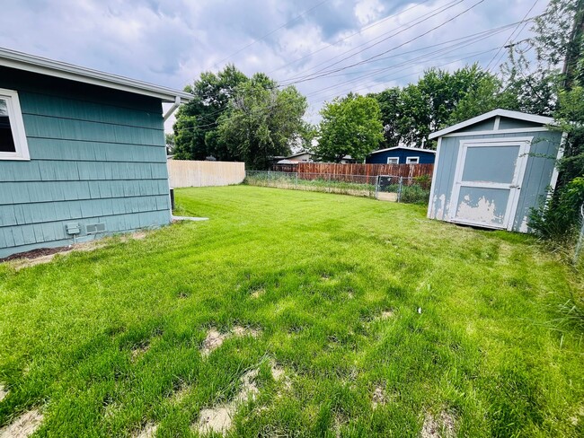 Building Photo - 3 bedroom home centrally located!