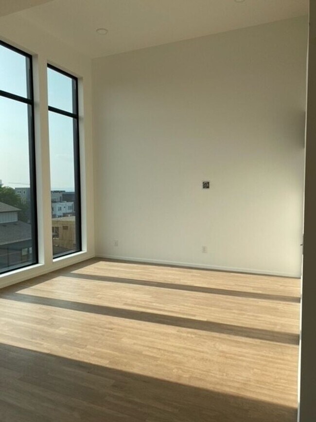 Building Photo - 806 Olympic St