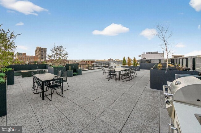 Building Photo - 811 N Columbus St