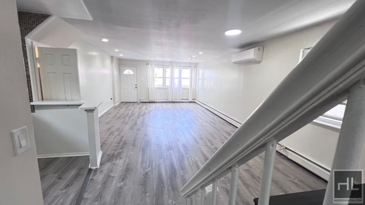 Building Photo - NEWLY RENOVATED 2 BEDROOM/2 FULL BATHROOMS...