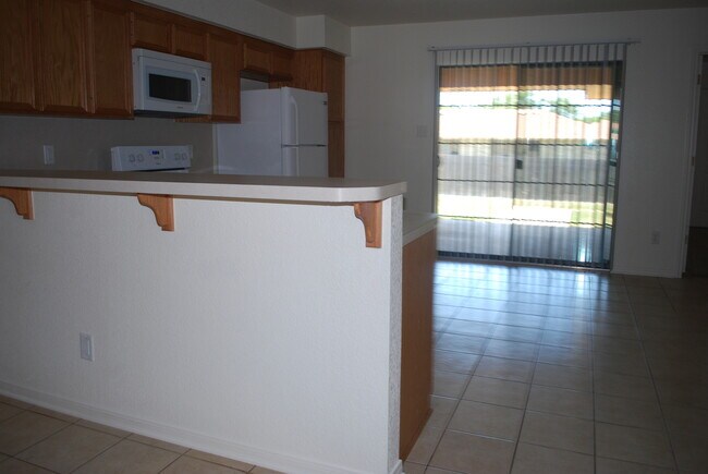 Building Photo - 913Daisy
