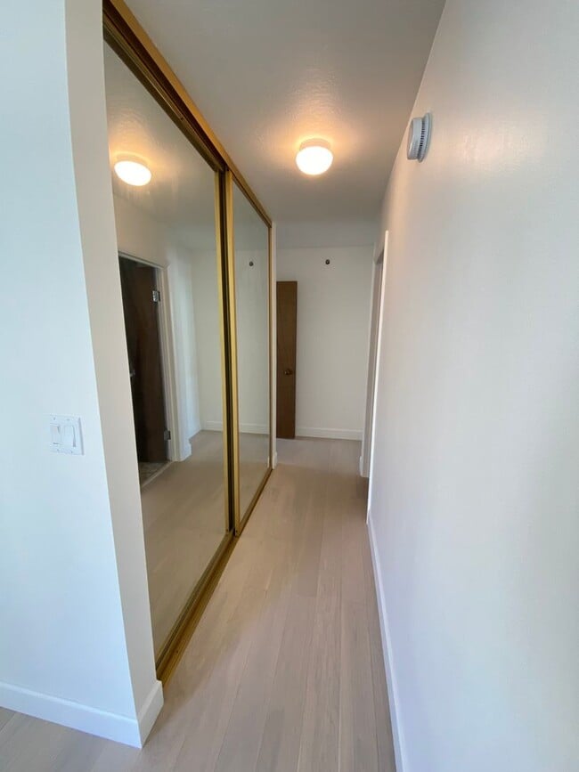 Building Photo - Advent - Low Deposit, Parking & Internet I...