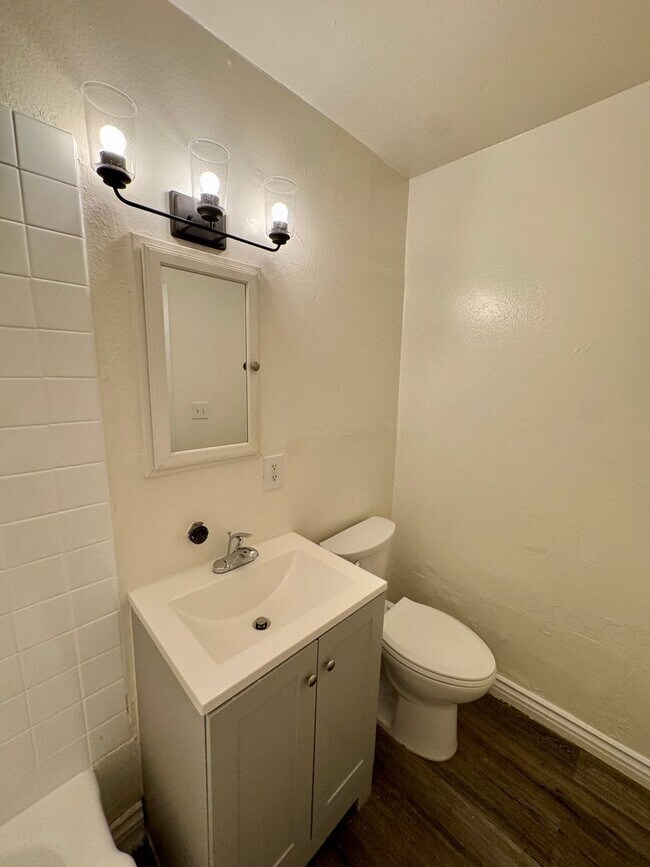 Building Photo - 17392 Queens Ln