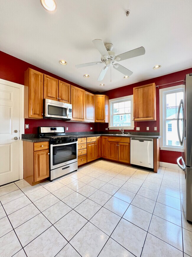 Building Photo - 102 Salem St