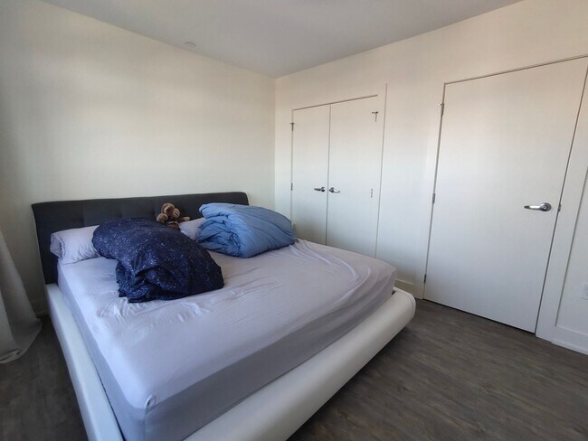 Building Photo - Charming 2 Bedroom
