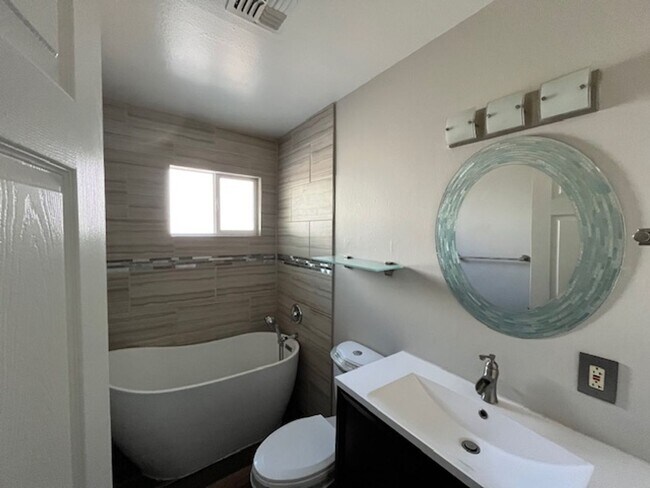 Building Photo - 3 Bedroom Home Centrally Located in Carson City