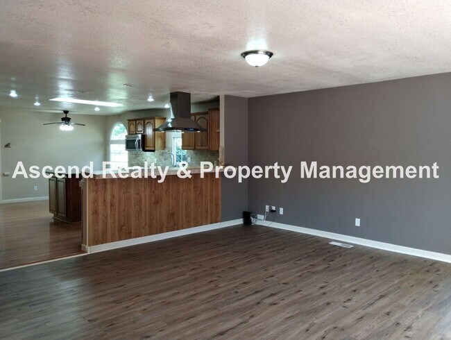 Building Photo - Spacious One Level Open Floor Plan with La...