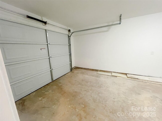 Building Photo - 7135 Ludwig Dr