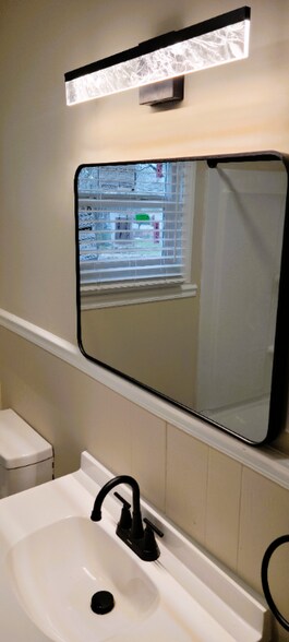 Building Photo - 1542 E Perry St