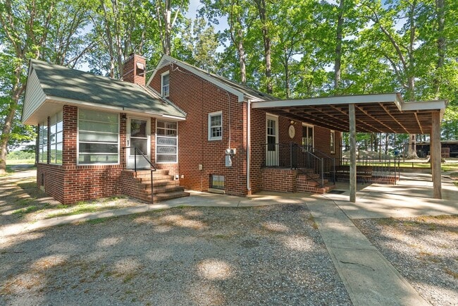 Building Photo - Brick 2-Bedroom Home Close to Farmville an...