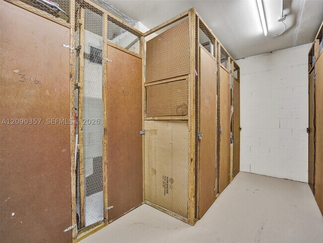 Building Photo - 400 N Riverside Dr